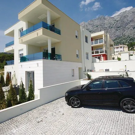 Lux ماكارسكا